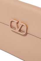حقيبة صغيرة بشعار V